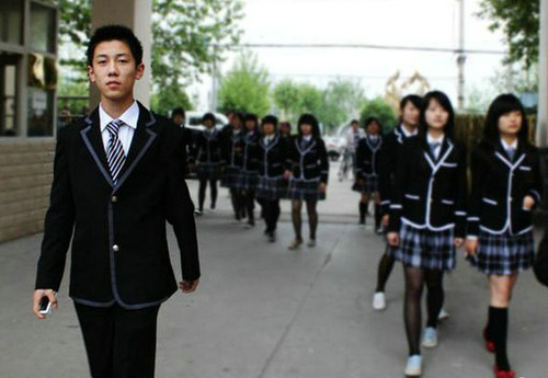 上海各中学校服大比拼 这所学校丑出了天-侬好