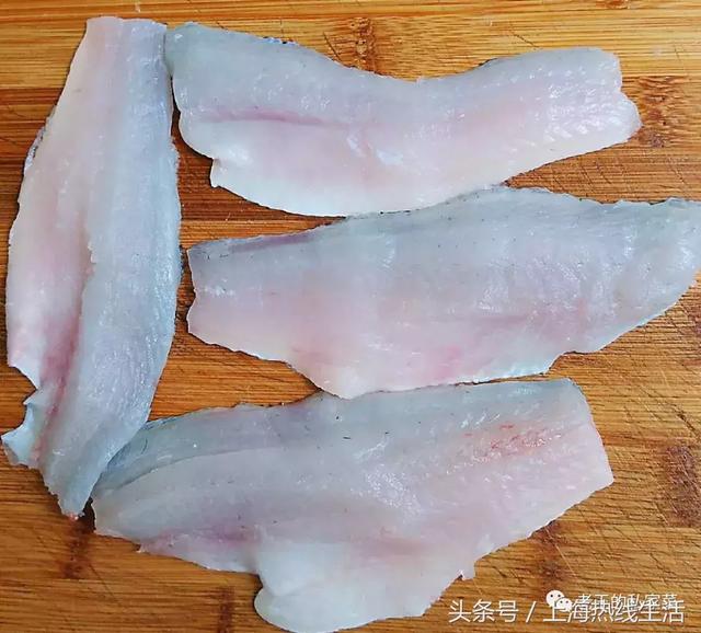 茄汁鲈鱼是一道家常菜 上海人都喜欢吃 在家里做起来也很方便