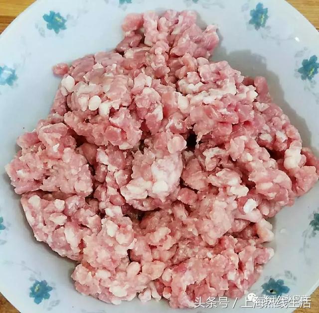 香菇猪肉千张包好切来 自己在家也可以做 味道好极了！