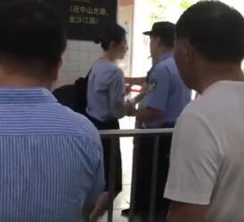 沪女子地铁插队被拒后当警察面倒地 网友：戏精，演技太差