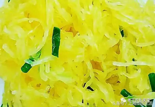传统名菜葱油金瓜丝对健康有益，爽爽口口吃出好身材！