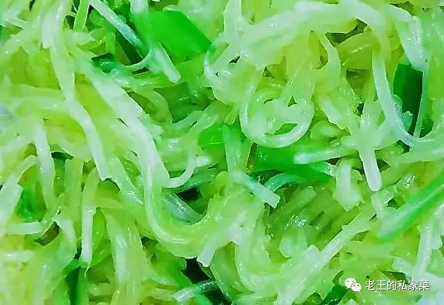 葱油芥蓝丝绿色的特别清爽 是餐桌上一道美味 非常好吃的一道素食