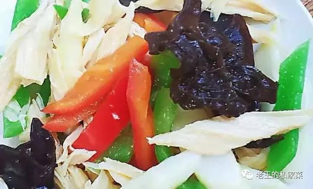 青红椒腐竹木耳炒小笋 菜呈五色食不厌 一道有红有绿的菜