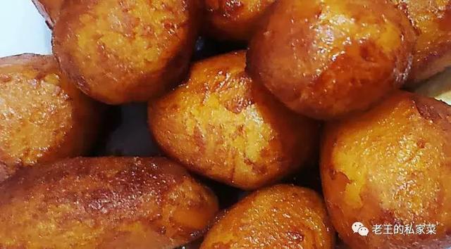 红烧小土豆味道好 脆脆的外皮里面是酥酥的土豆 是一道非常好吃简易的家常菜