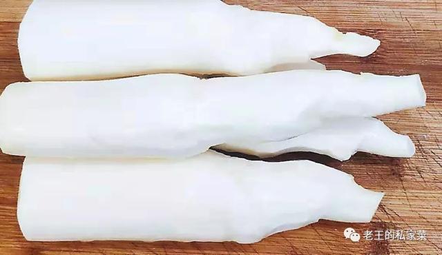 夹江腐乳炒茭白丝颜色纯白 一看到这个菜顿时炎热全消 吃一口果然爽口而不腻