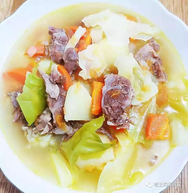 牛腩蔬菜汤味道香浓 是节假里的首选 不想出去吃在家里也可以做一款好汤