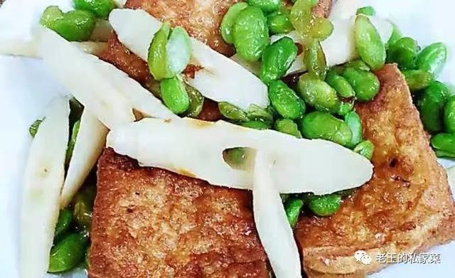 毛豆煎豆腐烧箭笋鲜香扑鼻 这是一款非常有营养的素菜 做起来也方便