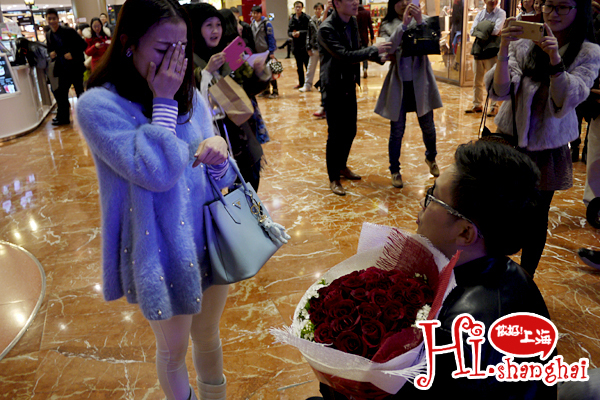 浪漫小伙正大广场上演 韩剧 求婚 引市民围观-
