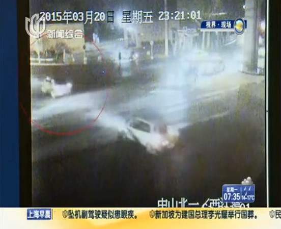 轿车与警车上演前后追击惊魂一刻-侬好!上海-上