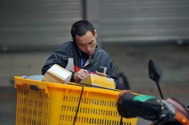 迪拜人均月收入_上海月收入一万(3)