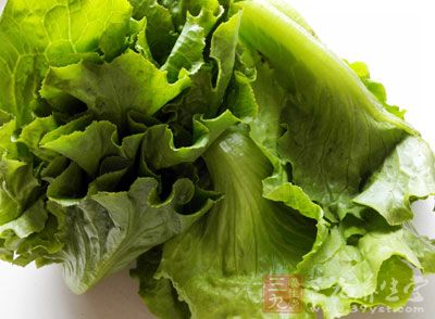 多吃绿叶蔬菜，摄入丰富的钾镁元素，能够提升钙的利用效率，减少尿钙的排出