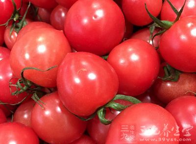 在番茄中含量最多的就是番茄红素及胡萝卜素