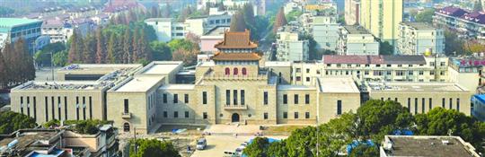 从高处俯瞰修缮中的“旧上海市图书馆” 　　/晨报记者　竺钢本版图片
