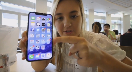 熊孩子苹果总部抢先试玩iPhone X：人脸识别超酷