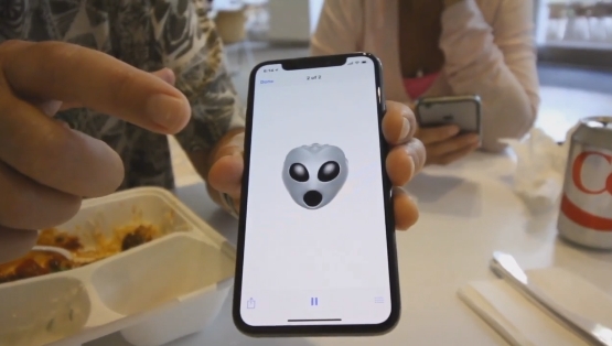 熊孩子苹果总部抢先试玩iPhone X：人脸识别超酷