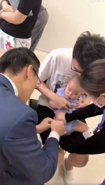 雪梨晒儿子打疫苗视频 小家伙哭声震天雪梨笑出声