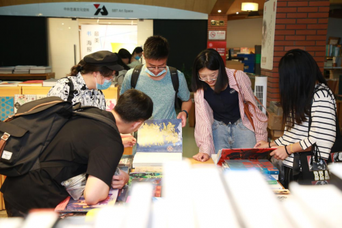 开学季上海市福州路迎高校“萌新”创想未来（最新发布）