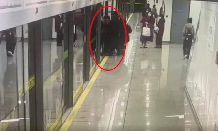 上海全自动驾驶地铁列车发生重大事故 一女性乘客被夹身亡