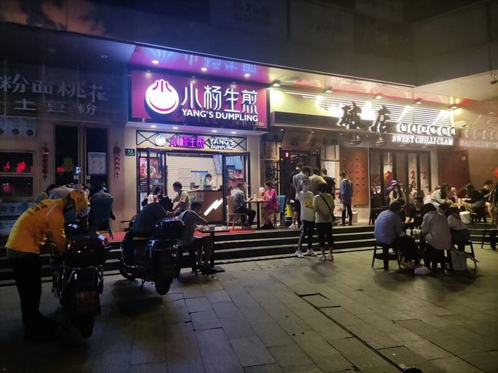 沐鸣2娱乐上海市人大代表忧心街头小店的复苏： “居民需要他们、惦记他们”