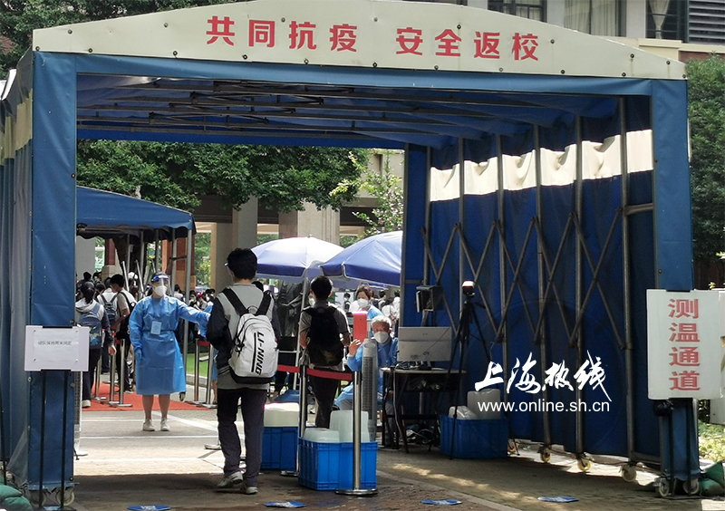 推迟一个月后 上海史上最“火热”高考开考 38度高温下的战斗
