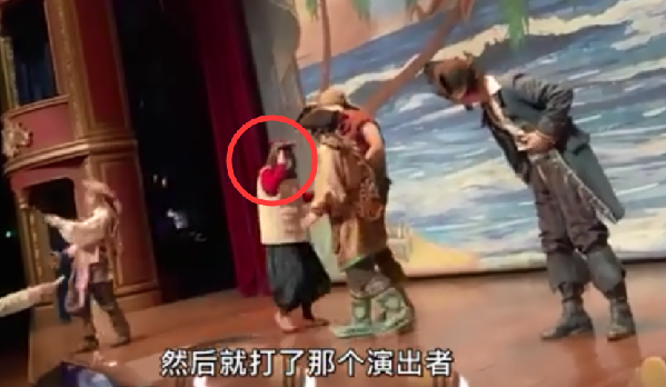 上海迪士尼内观众突然上台拍打演出者 警方通报：为急性精神病障碍