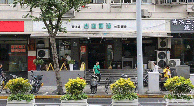 深藏静安30年的「差头司机面馆」,一到饭点老司机都排队来
