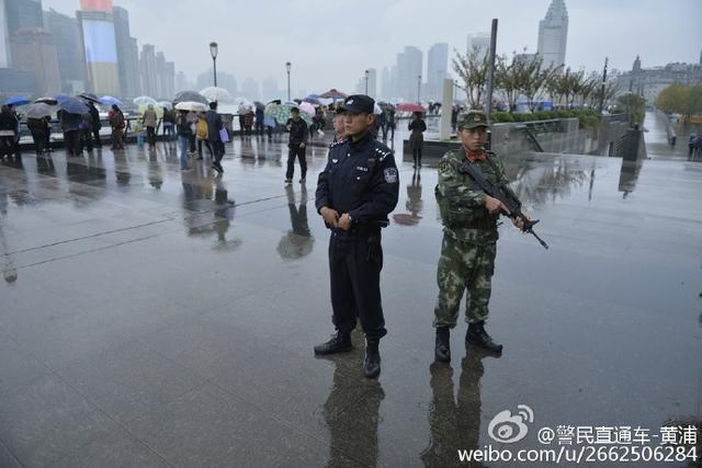 敢在上海搞事情就要你好看 魔都巡逻警可都是带着家伙上街的