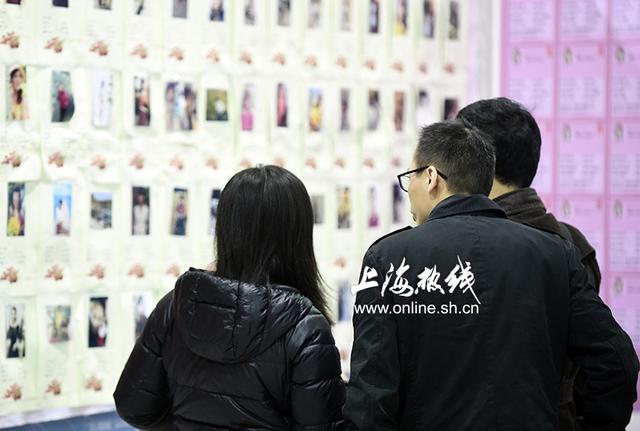 上海万人相亲会在青浦举行 单身男女冒雨前往只为寻得意中人