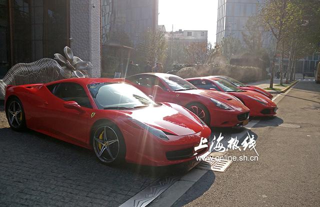 上海街头现红色超跑“门神” 气场强大迎路人狂拍