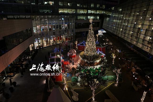还不带女友去拍照 上海各大商场圣诞树盘点 快约起来吧