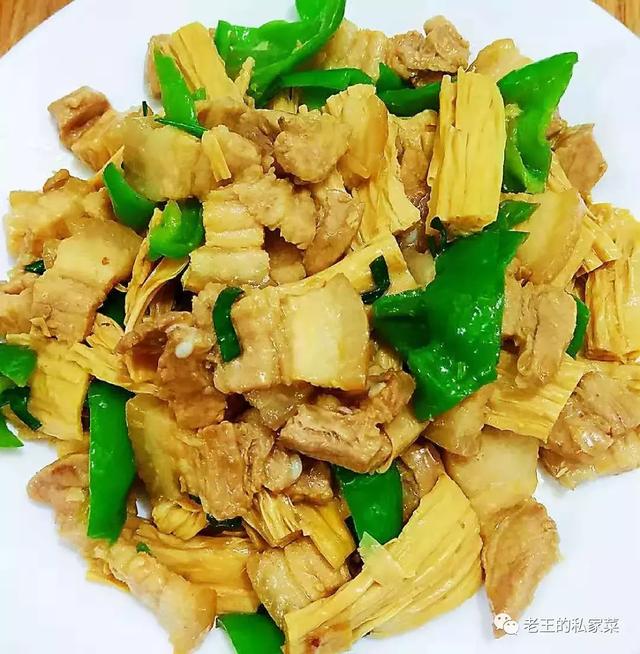 青椒腐竹炒肉片 三味同锅味道妙 在家把美味做起来吧！