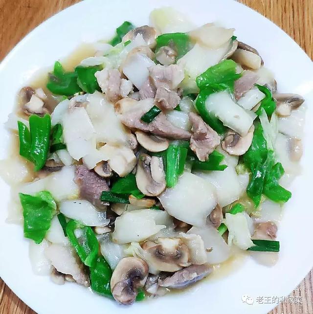 蘑菇白菜肉片颜色很清爽 吃起来味道也不错 非常好吃的家常菜！