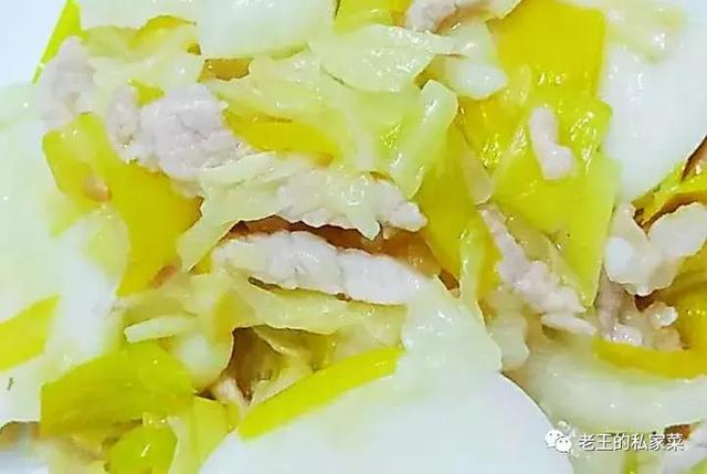 韭黄冬笋肉丝炒年糕味道鲜美 颜色清爽 可以当主食吃！