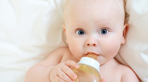 婴儿奶粉哪种好怎么选?一百多和三四百一桶的