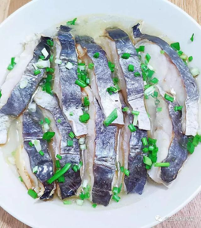 清蒸海鰻味道鲜美 清蒸的鱼最有营养 也是餐桌上的一道美味！