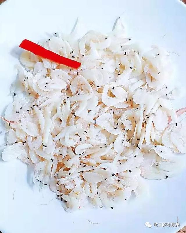 虾皮拌豇豆是一道颜色清爽的菜 特别适合在天热的时候吃