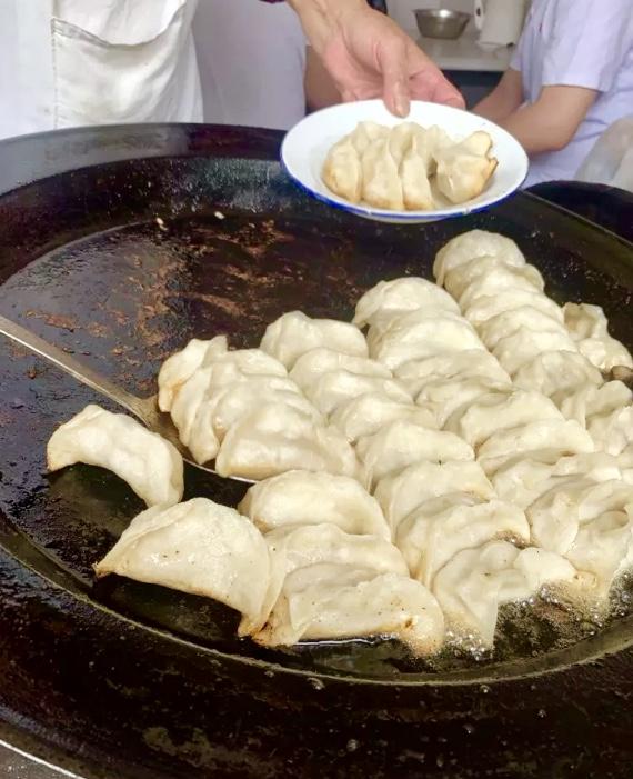 惠民路上这家低调的三十年锅贴馆，吃到了北外滩最嗲的老上海锅贴
