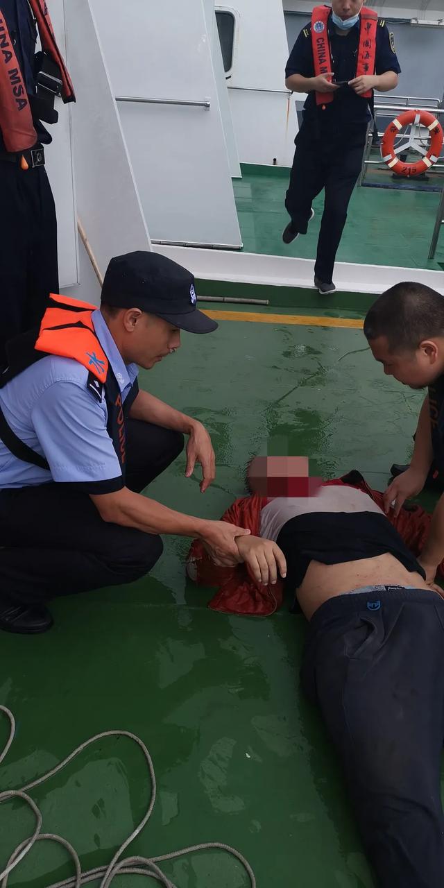 真吃饱没事干了 上海一男子表演跳黄浦江 有这点力气咋不去抗洪