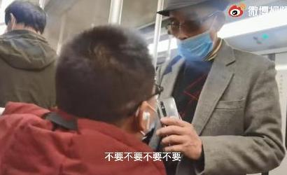 地铁不让座男子打小伙 IMG0025116bbe5658652854940.jpeg