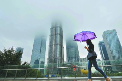 9月23日，上海浦东陆家嘴高楼顶部被厚厚的云层所笼罩。CFP/供图