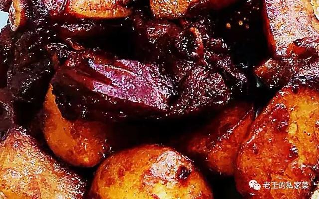 红烧排骨卤烧土豆鲜香 排骨和土豆都很酥嫩 是一道非常可口的家常菜