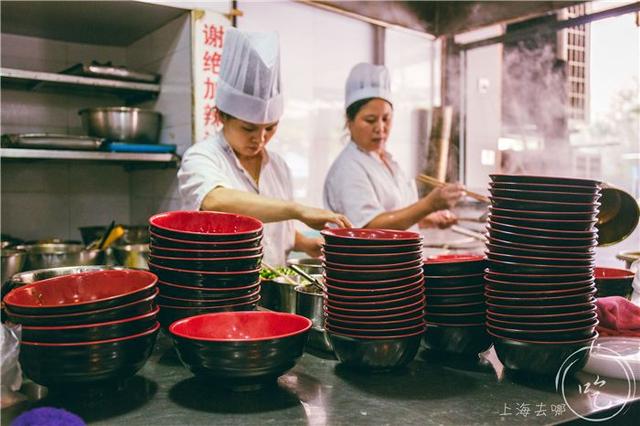深藏静安30年的「差头司机面馆」,一到饭点老司机都排队来