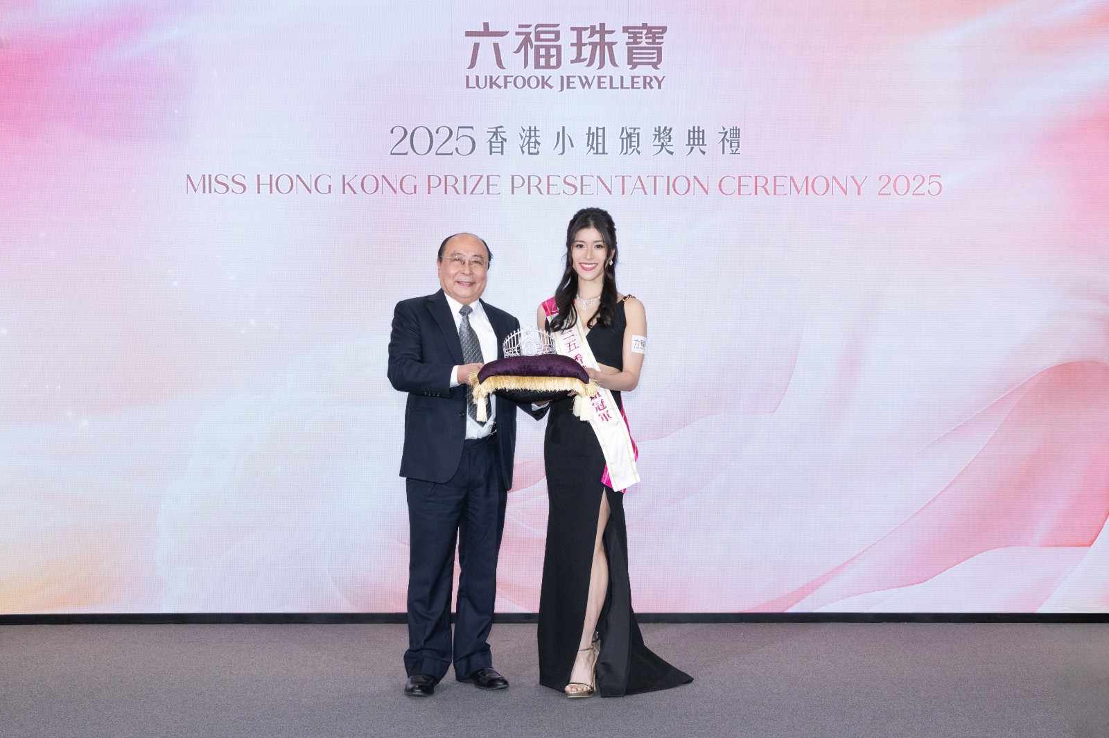 六福集团<span class=