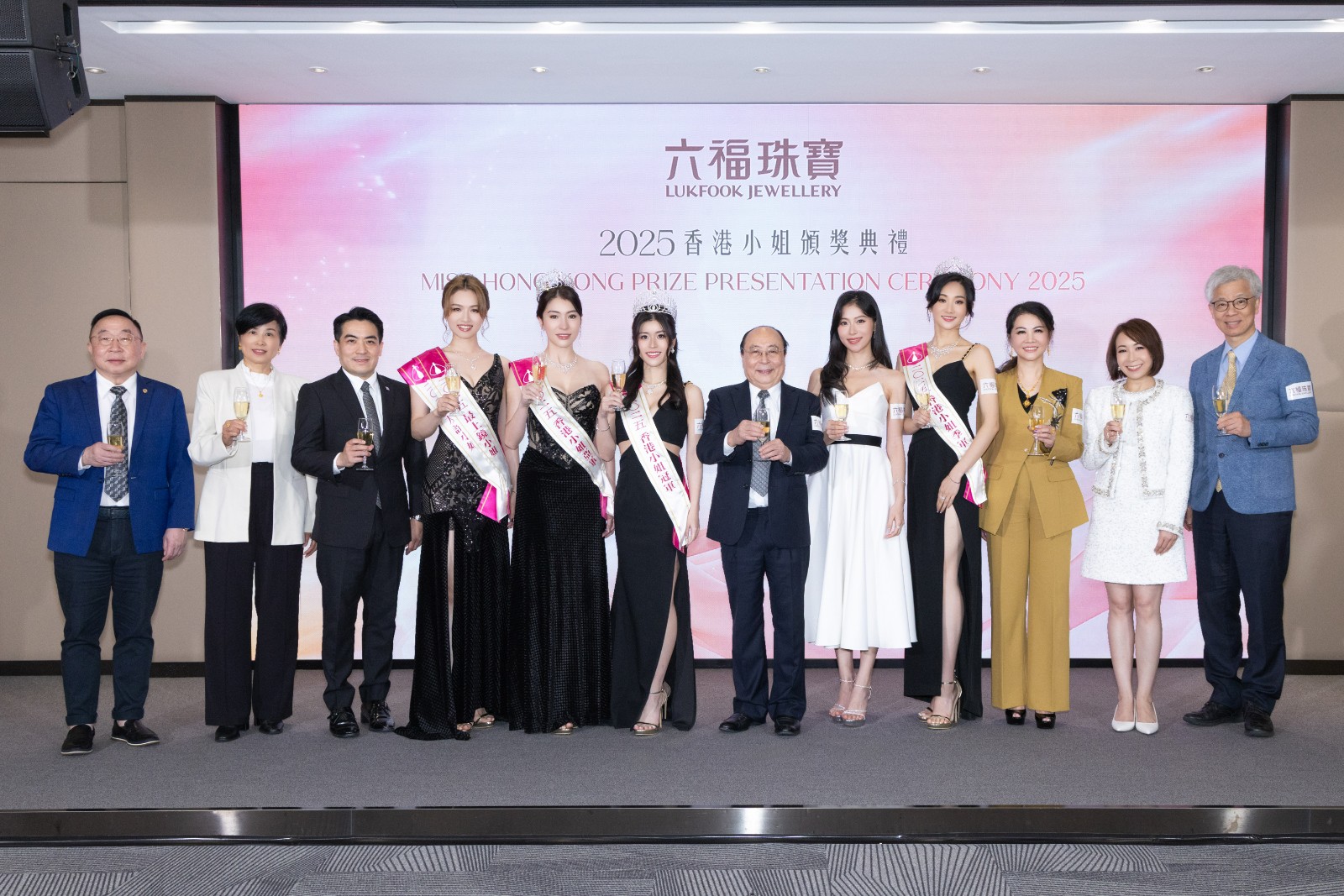 四位应届得奖佳丽与颁奖嘉宾一起大合影以及进行祝酒仪式;同时恭贺六福珠宝世界版图扩张,再下一城——越南首店在此欢乐气氛中盛大开幕,在实现「<span class=