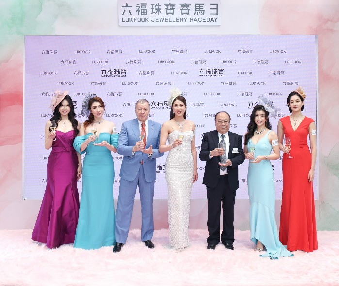 1. 左起：2025香港小姐最上镜小姐暨友谊小姐李尹嫣小姐、亚军施宇琪小姐、香港赛马会行政总裁应家柏先生、歌影视红星钟嘉欣小姐、六福集团主席兼行政总裁黄伟常先生、冠军陈咏诗小姐、季军袁文静小姐一同主持祝酒仪式。.jpg