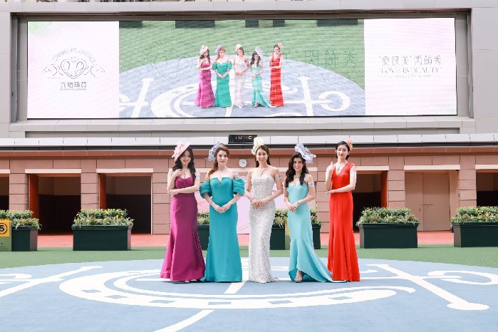 4. 钟嘉欣小姐联同四位香港小姐于马匹亮相圈为大家演绎六福珠宝璀璨首饰。(1).jpg