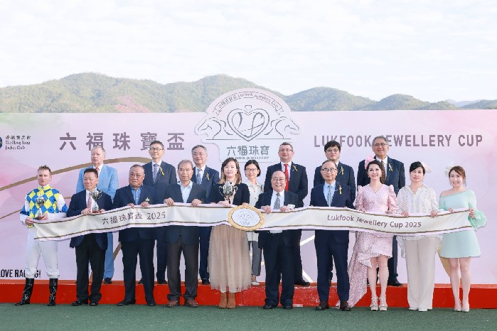 6. 六福集团主席兼行政总裁黄伟常先生带领一众管理层颁发奖杯予2025六福珠宝杯冠军头马表之星河马主杨建文的代表。(1).jpg