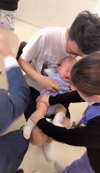 雪梨晒儿子打疫苗视频 小家伙哭声震天雪梨笑出声