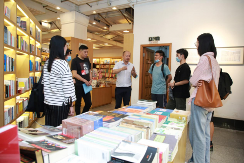 开学季上海市福州路迎高校“萌新”创想未来（最新发布）