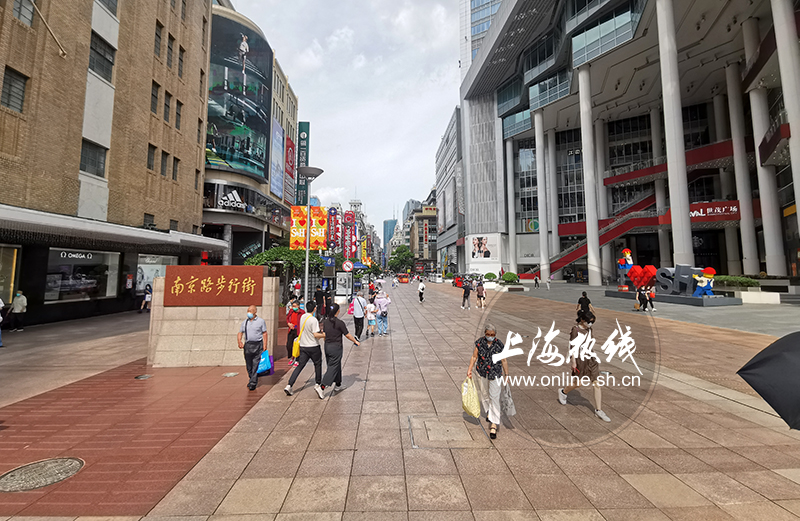 解封一周 上海第一商业街人气如何 竟排起了长队